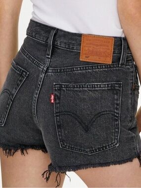 Levi’s Ribcage Denim shorts Button Fry Raw Hem Size 24